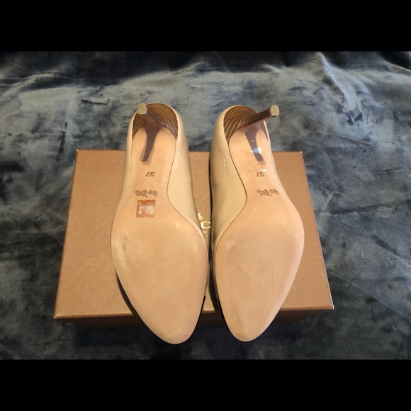 Shoes. Closet update in progress 👠 - Picture 4 of 5